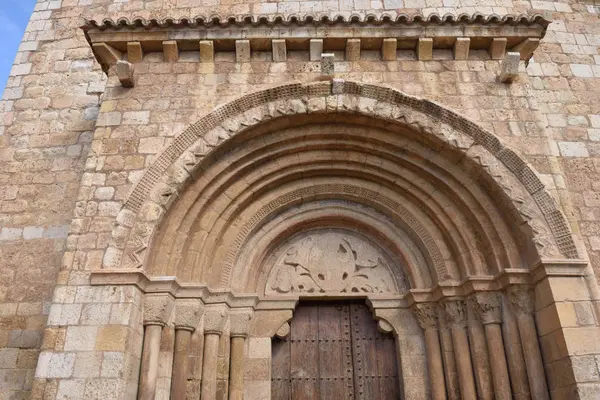 Detalj av romansk portal av church of San Miguel eller San V — Stockfoto