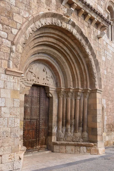 Detalj av romansk portal av church of San Miguel eller San V — Stockfoto