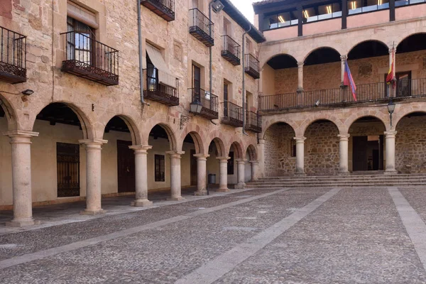 Main vierkante en stadhuis in Sigüenza, Guadalajara provincie, — Stockfoto