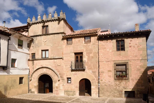 El siedzibę domu (Xiv-XVI w.) w Siguenza, Guadalajara prowincji, Castilla-La Mancha, Hiszpania. — Zdjęcie stockowe