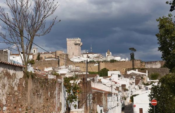 Byn och Tower (Tres Coroas), tre kronor, Estremoz, — Stockfoto