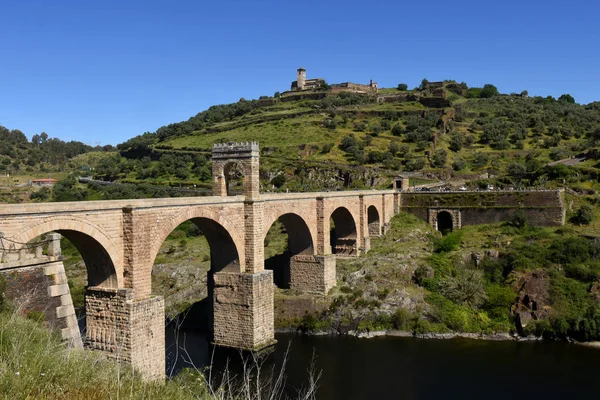 Roman bridge over the Tajo river in Alcantara, Caceres province, — Stock Photo, Image