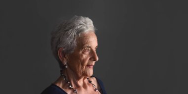 Gri arka plan üzerinde üst düzey bir kadın portresi