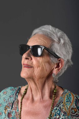 Gözlüklü kadın kıdemli portresi