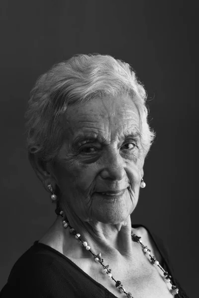 Retrato de una mujer mayor sobre fondo gris —  Fotos de Stock