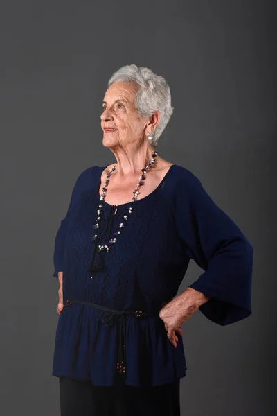 Retrato de una mujer mayor sobre fondo gris —  Fotos de Stock