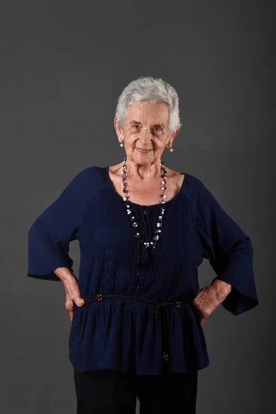 Retrato de una mujer mayor — Foto de Stock