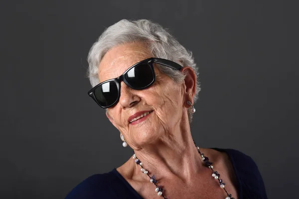 Portréja egy idősebb nő, szemüveg — Stock Fotó