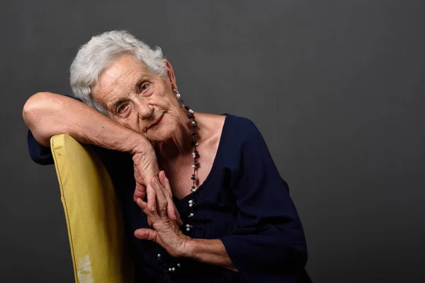 Retrato de uma mulher idosa — Fotografia de Stock