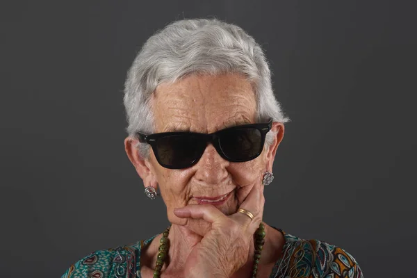 Retrato de una mujer mayor con gafas — Foto de Stock
