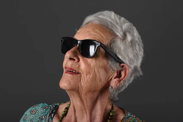Gözlüklü kadın kıdemli portresi — Stok fotoğraf