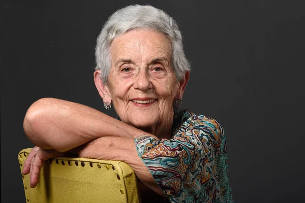 Retrato de una mujer mayor con gris — Foto de Stock