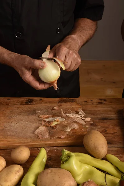 Detail of a few hands cutting onions — Stock Photo, Image