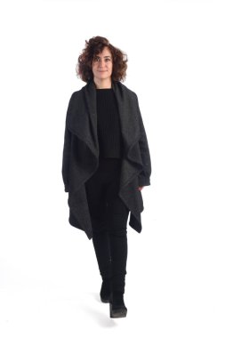 Beyaz bir arka plan üzerinde yürüme çekici kadın