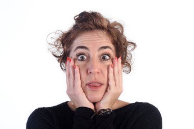 Kadın mutlu yüz ve beyaz arka plan ile