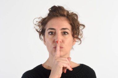 Beyaz bacdground işareti sessizlik kadınla