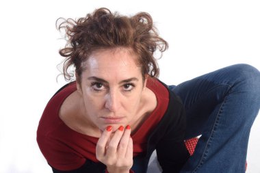 Beyaz ile çekici bir kadın portresi 