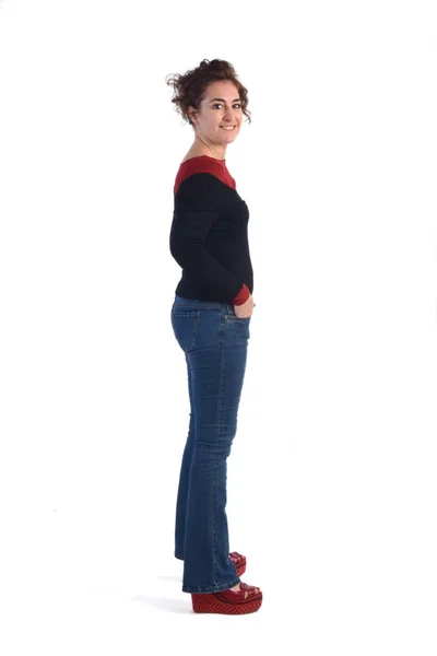 Frau mit blauen Jeans und weißem Hintergrund — Stockfoto