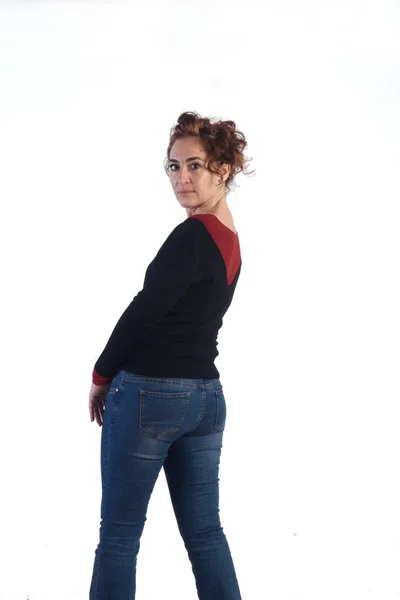 Жінка з блакитними джинсами і білим тлом — стокове фото