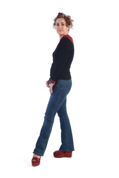 Femme avec un jean bleu et un fond blanc — Photo