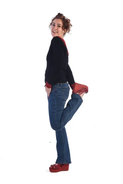 Kvinna med blå jeans och en vit bakgrund — Stockfoto