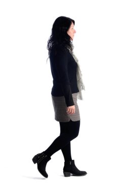 Beyaz arka plan üzerinde yürüyen kadın