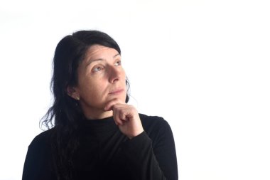 beyaz üzerine düşünceli kadın