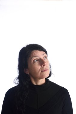 beyaz üzerine düşünceli kadın 