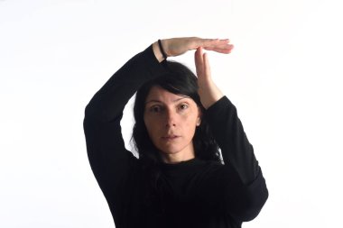 Kadının saat işareti yapması