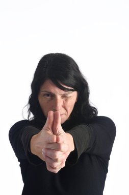 İşaret parmağı bir silahla bir kadın