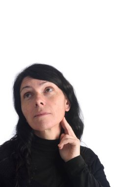 beyaz üzerine düşünceli kadın
