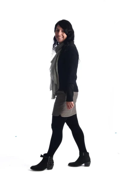 Beyaz arka plan üzerinde yürüyen kadın — Stok fotoğraf