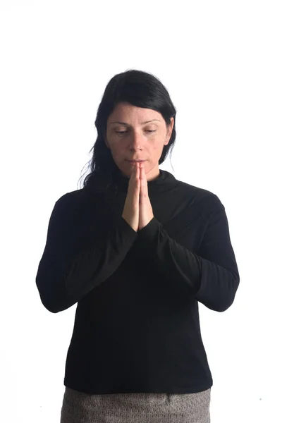 Kvinnan ber på vit — Stockfoto