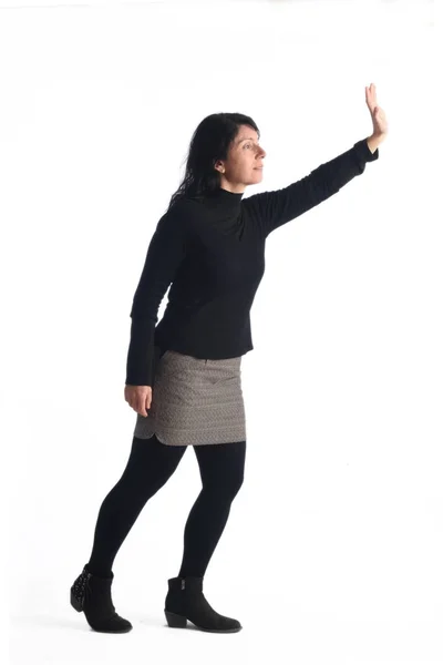 Mujer con el brazo levantado — Foto de Stock