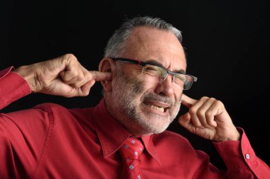 gürültülü, adam siyah arka plan üzerine