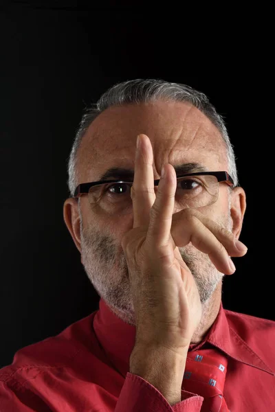 Spottende man op zwarte hebben — Stockfoto