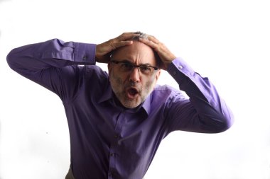 Beyaz arka plan ile umutsuz adamın