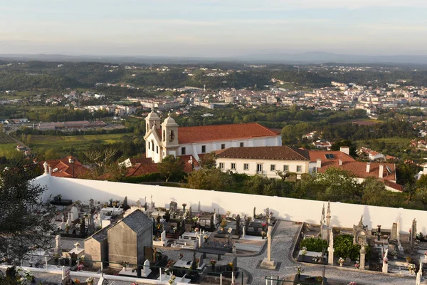 Кладбище и город Оушен, область Фараш, Португалия — стоковое фото