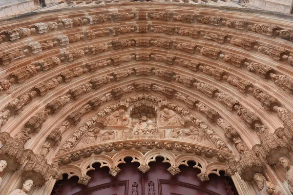 Sculptures main entrance of the Monastery of Santa Maria Vitoria in Batalha, Centro region, Portugal — Stock Photo, Image