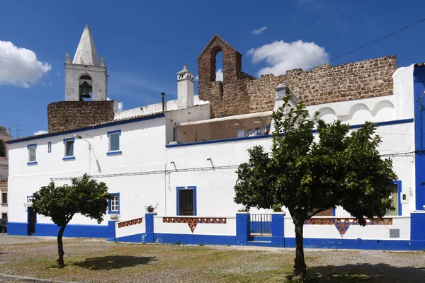 Casas em frente às muralhas do castelo e igreja a aldeia de R — Fotografia de Stock