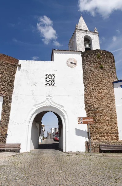 Puerta del castillo y la iglesia en el pueblo de Redondo, Alentej — Foto de Stock