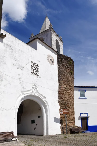 Porta para o castelo e igreja na aldeia de Redondo, Alentej — Fotografia de Stock