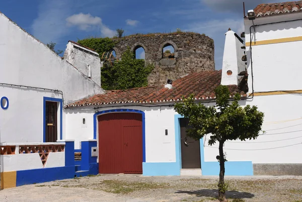 Muros e casas do castelo na aldeia de Redondo, região do Alentejo, Portugal — Fotografia de Stock