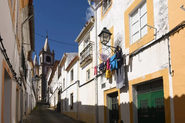 Calle y Catedral en Portalegre, Alentejo, Portugal — Foto de Stock