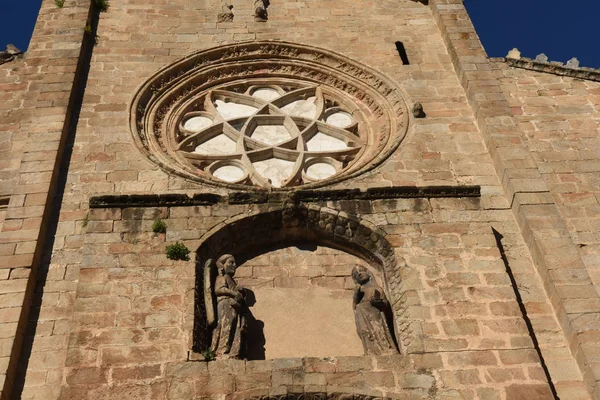 Romansk fasad av den gamla katedralen — Stockfoto