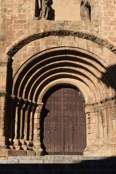 Porte romane de la vieille cathédrale (alias église Sainte-Marie), Pla — Photo