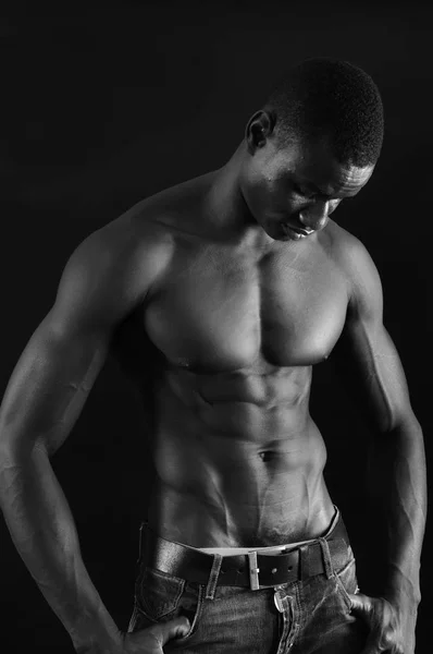 Homem africano abdômen preto e branco — Fotografia de Stock
