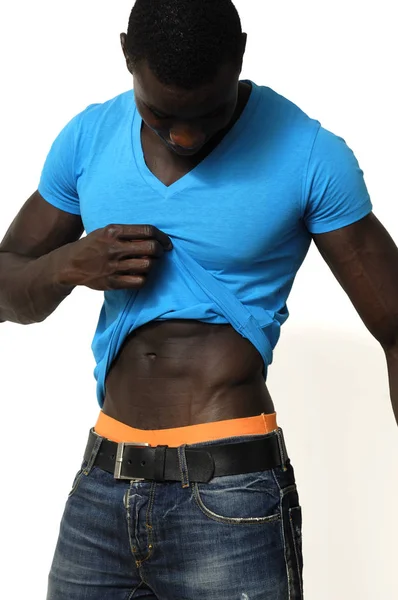 Africano homem tirando sua camisa — Fotografia de Stock