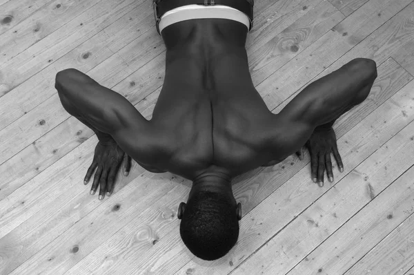 Africano fazendo exercício — Fotografia de Stock