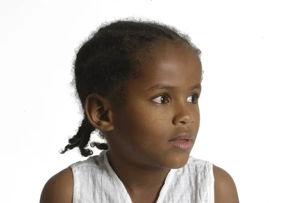Портрет африканской девушки на белом — стоковое фото